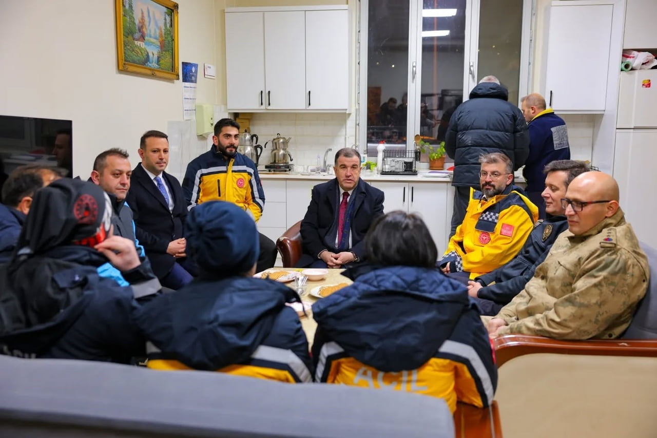 VALİ ELDİVAN'DAN SAĞLIK ÇALIŞANLARINA YENİ YIL ZİYARETİ