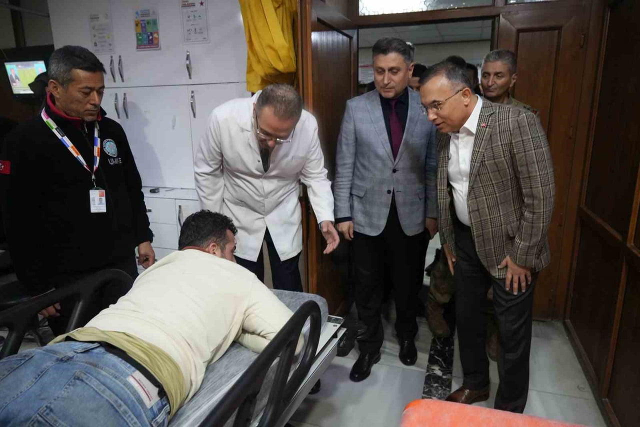 VALİ KEMAL ÇEBER, KAZADA YARALANAN VATANDAŞLARI HASTANEDE ZİYARET ETTİ