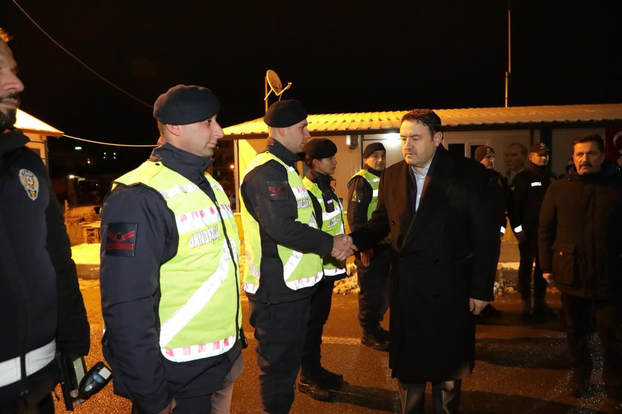 VALİ MUSA IŞIN’DAN YILBAŞI DENETİMLERİ KAPSAMINDA GÖREV BAŞINDAKİ KURUM PERSONELLERİ İLE BİR ARAYA...