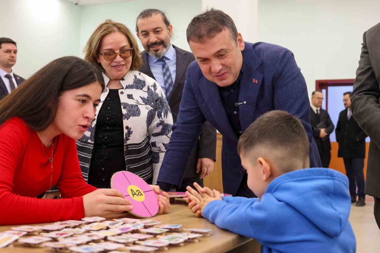 VALİ SÖZER, ‘ÇOCUK GELİŞİMİ ÖĞRENCİLERİ MATERYALDE BULUŞUYOR’ ETKİNLİĞİNE...