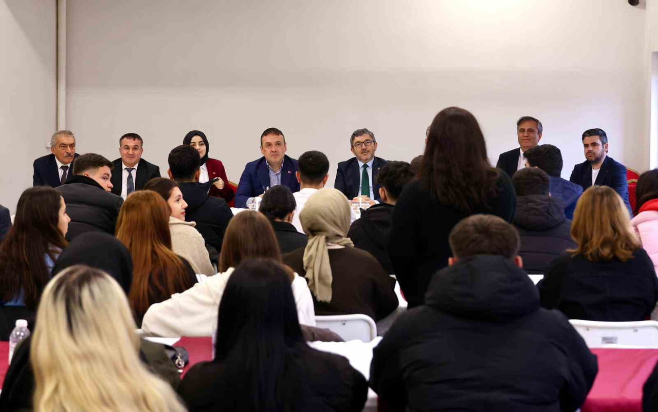 VALİ SÖZER GÖLPAZARI MYO’DA ÖĞRENCİLERLE BİR ARAYA GELDİ