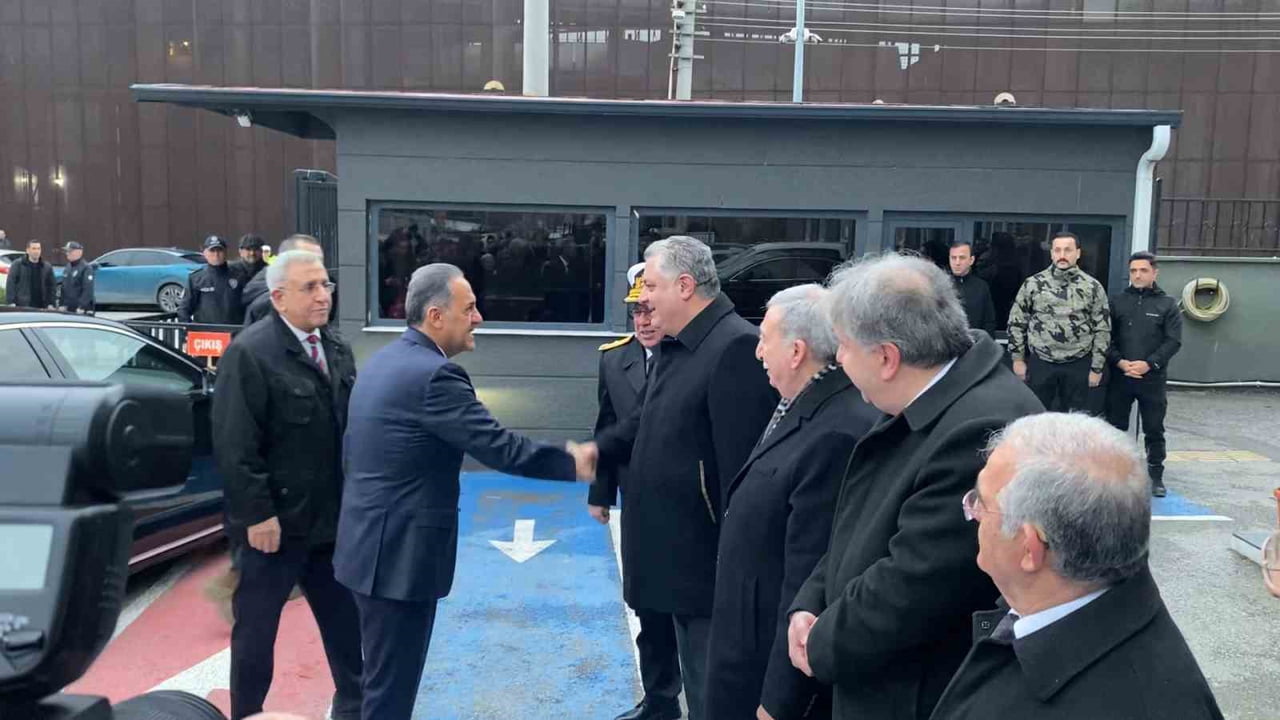 VALİLER KARARNAMESİ İLE YALOVA VALİLİĞİNE ATANAN AHMET HAMDİ USTA, KENTTEKİ GÖREVİNE...