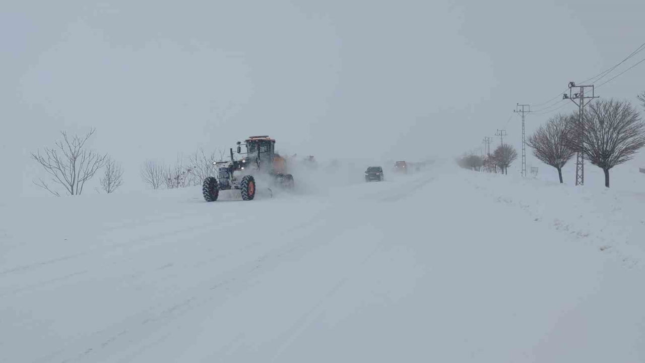 VAN'DA DÜN AKŞAM ETKİLİ OLAN KAR YAĞIŞI VE TİPİDEN DOLAYI ULAŞIMA KAPATILAN 2 BİN 225  KURUBAŞ...
