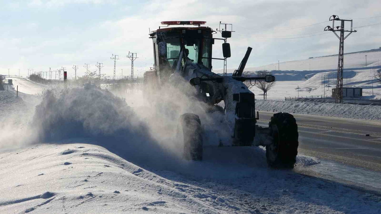 VAN'DA KARDAN DOLAYI KAPANAN 625 YOLDAN 408'İ AÇILDI