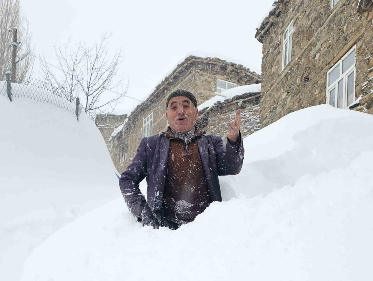 VAN'IN BAHÇESARAY İLÇESİNDE ETKİLİ OLAN KAR YAĞIŞINDAN DOLAYI 71 YERLEŞİM YERİNDEN YOLU ULAŞIMA...