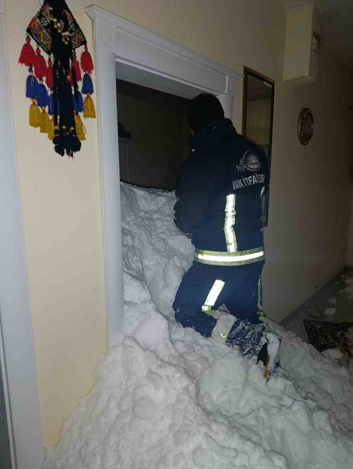 VAN'IN ÇATAK İLÇESİNDE ÇIĞ DÜŞMESİ SONUCU BİR KİŞİNİN KAYIP OLDUĞU BİLDİRİLİRKEN, 22 EV İSE...