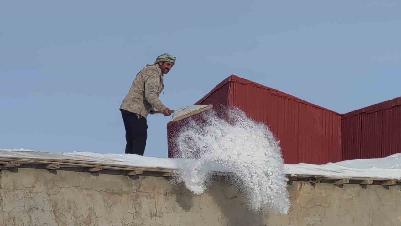 VAN'IN ÇATAK İLÇESİNDE GEÇTİĞİMİZ HAFTA ETKİLİ OLAN YOĞUN KAR YAĞIŞININ ARDINDAN VATANDAŞLAR...