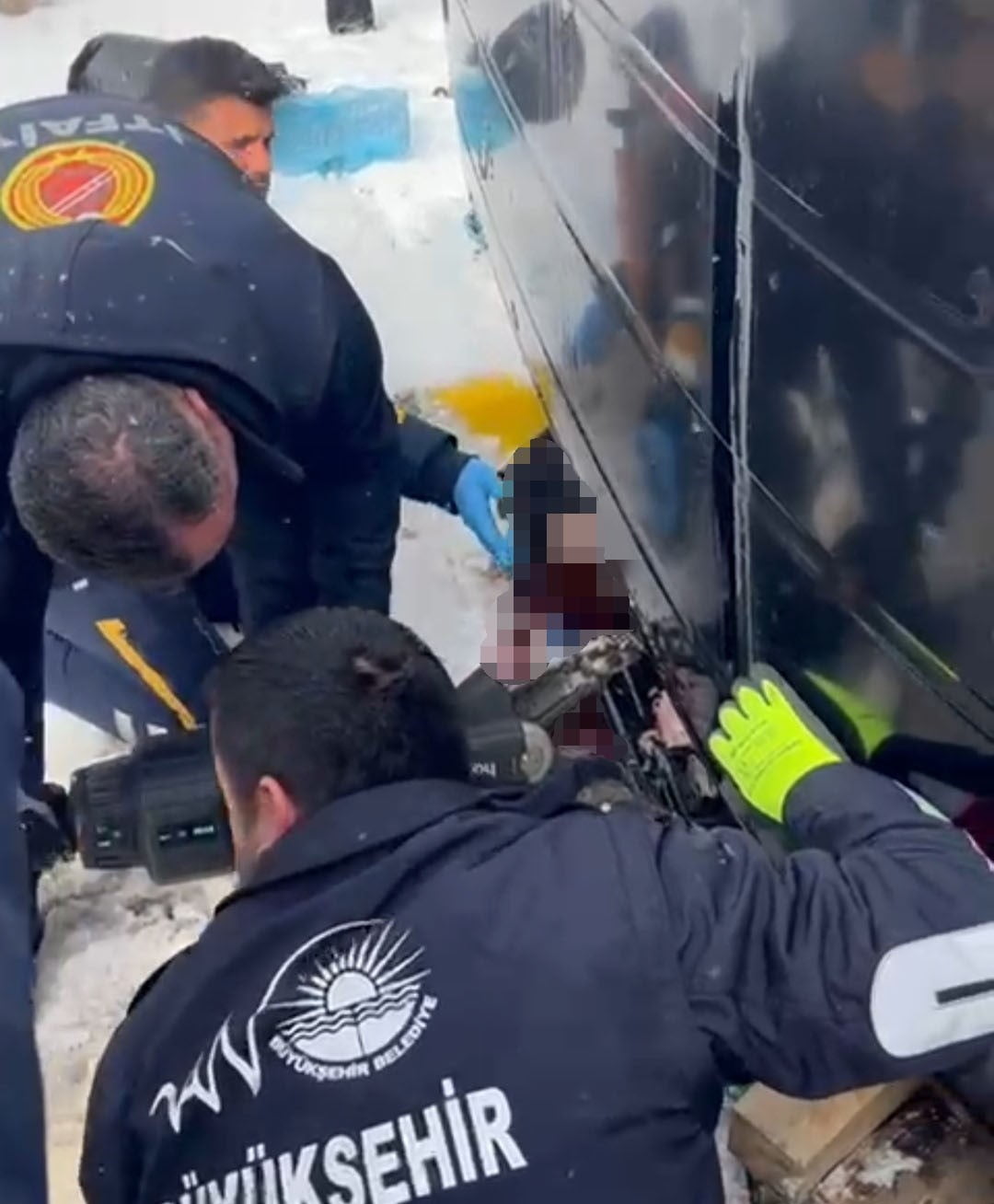 VAN'IN EDREMİT İLÇESİNDE MİNİBÜSÜN TAKLA ATMASI SONUCU MEYDANA GELEN TRAFİK KAZASINDA 1 KİŞİ...