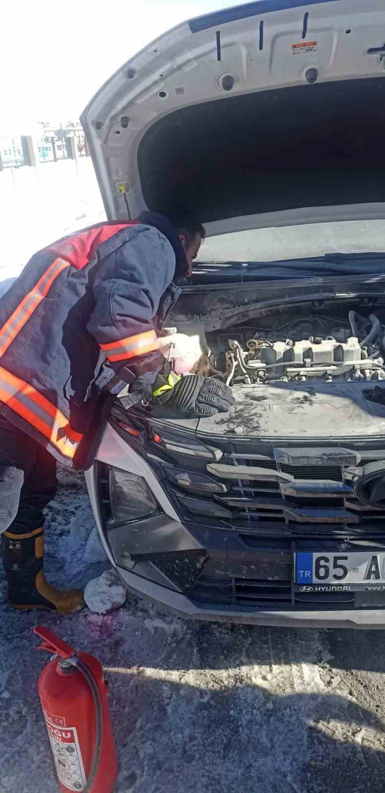 VAN'IN EDREMİT İLÇESİNDE SEYİR HALİNDE İKEN YANMAYA BAŞLAYAN OTOMOBİL, İTFAİYE EKİPLERİ TARAFINDAN...