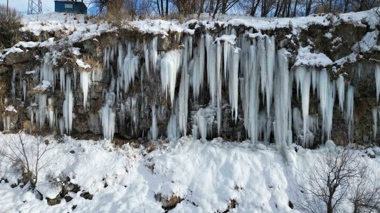 VAN'IN ERCİŞ İLÇESİNDEKİ KOÇKÖPRÜ KANYONU'NDA OLUŞAN METRELERCE BOYDAKİ BUZ SARKITLARI GÖRSEL...