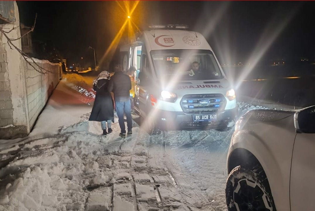 VAN'IN FARKLI NOKTALARINDA KAR YAĞIŞI, FIRTINA VE TİPİ NEDENİYLE MAHSUR KALAN VATANDAŞLARIN...
