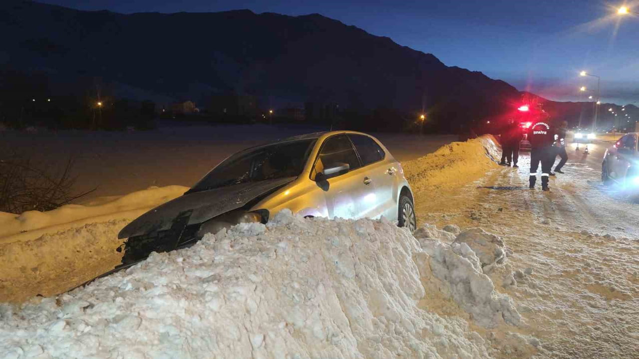 VAN'IN GEVAŞ İLÇESİNDE OTOMOBİLİN KAZA YAPMASI SONUCU MEYDANA GELEN TRAFİK KAZASINDA 3 KİŞİ...