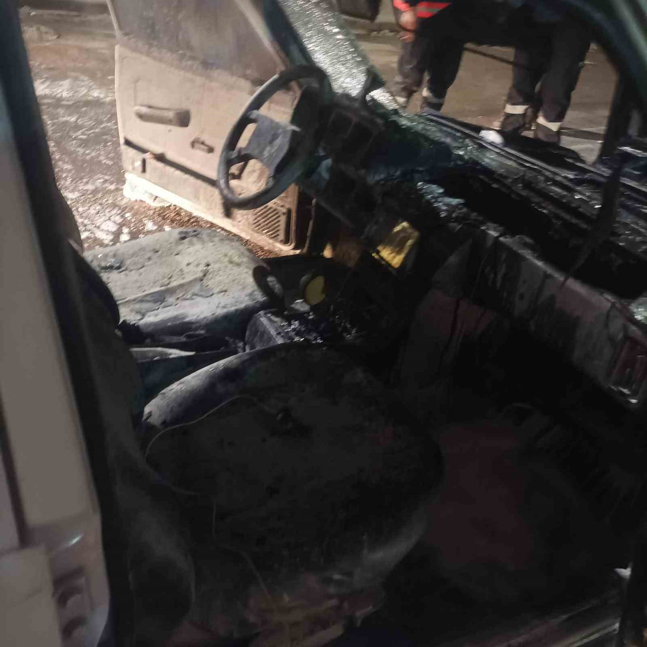 VAN'IN İPEKYOLU İLÇESİNDE PARK HALİNDEKİ OTOMOBİL ALEV ALEV YANDI