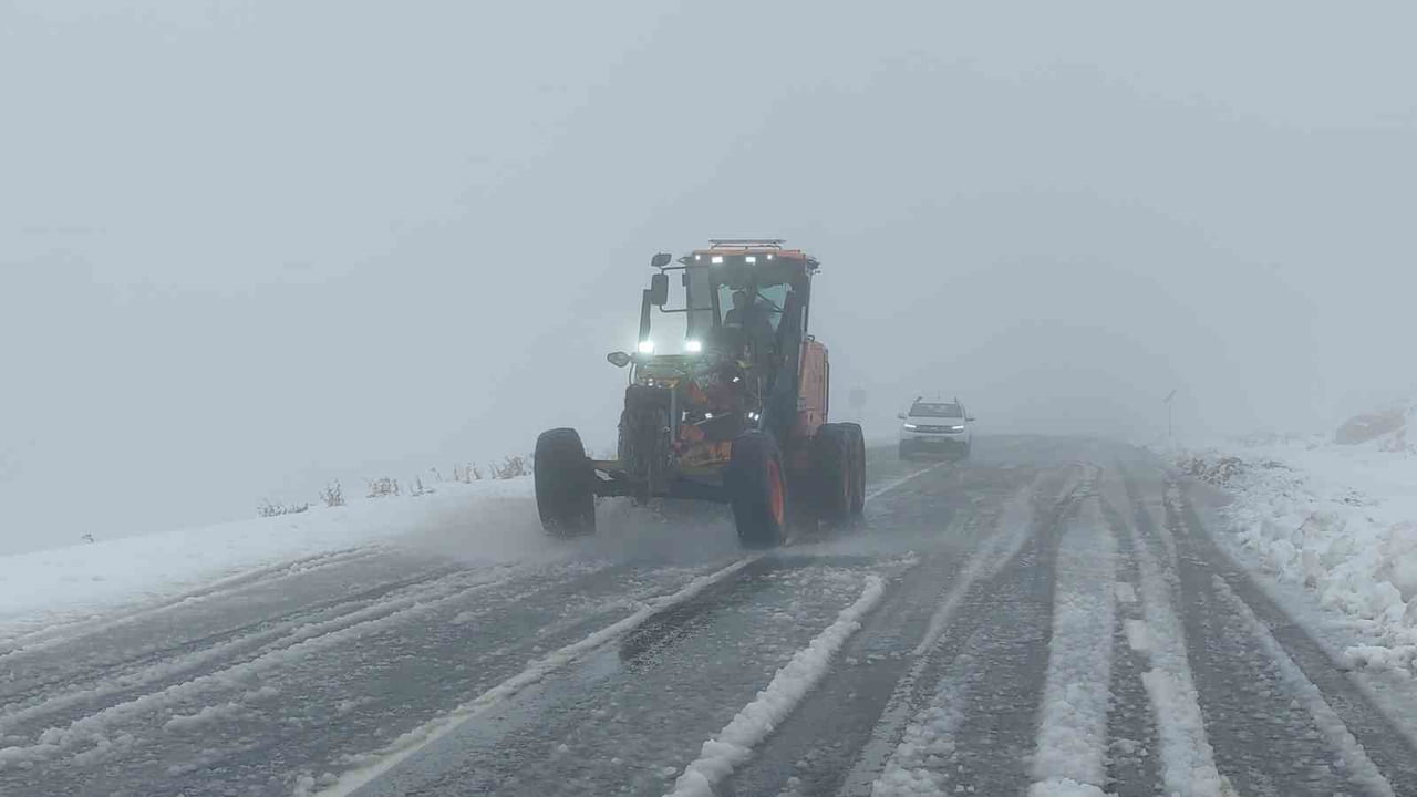 VAN-BAHÇESARAY YOLUNA DÜŞEN ÇIĞI TEMİZLEMEK İÇİN BÖLGEDE ÇALIŞMA YÜRÜTEN KARAYOLLARINA AİT İŞ...