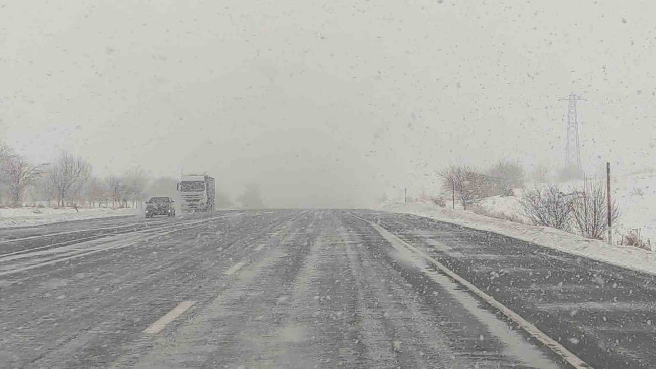 VAN-BİTLİS KARAYOLUNDA ETKİLİ OLAN KAR YAĞIŞI, TRAFİĞİ OLUMSUZ YÖNDE ETKİLERKEN, ÖZELLİKLE YÜKSEK...