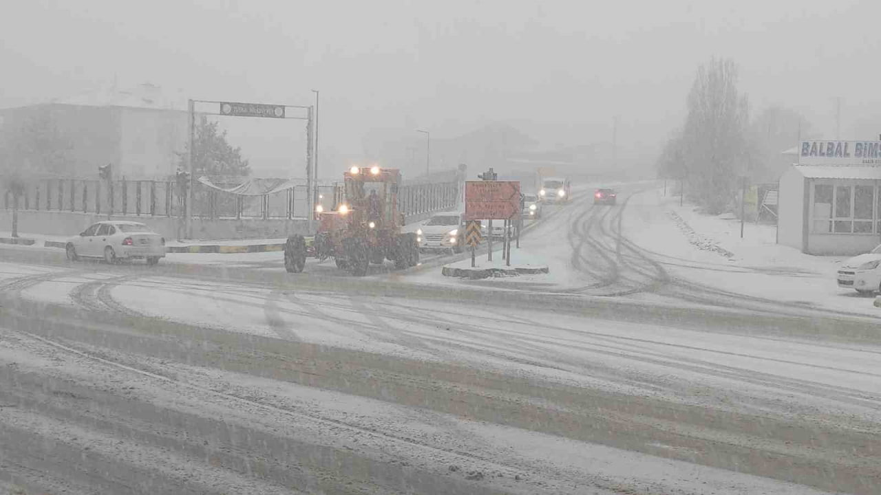 VAN’DA AKŞAM SAATLERİNDE ETKİLİ OLAN KAR YAĞIŞI, KENT GENELİNDE TRAFİĞİ OLUMSUZ YÖNDE ETKİLEDİ....