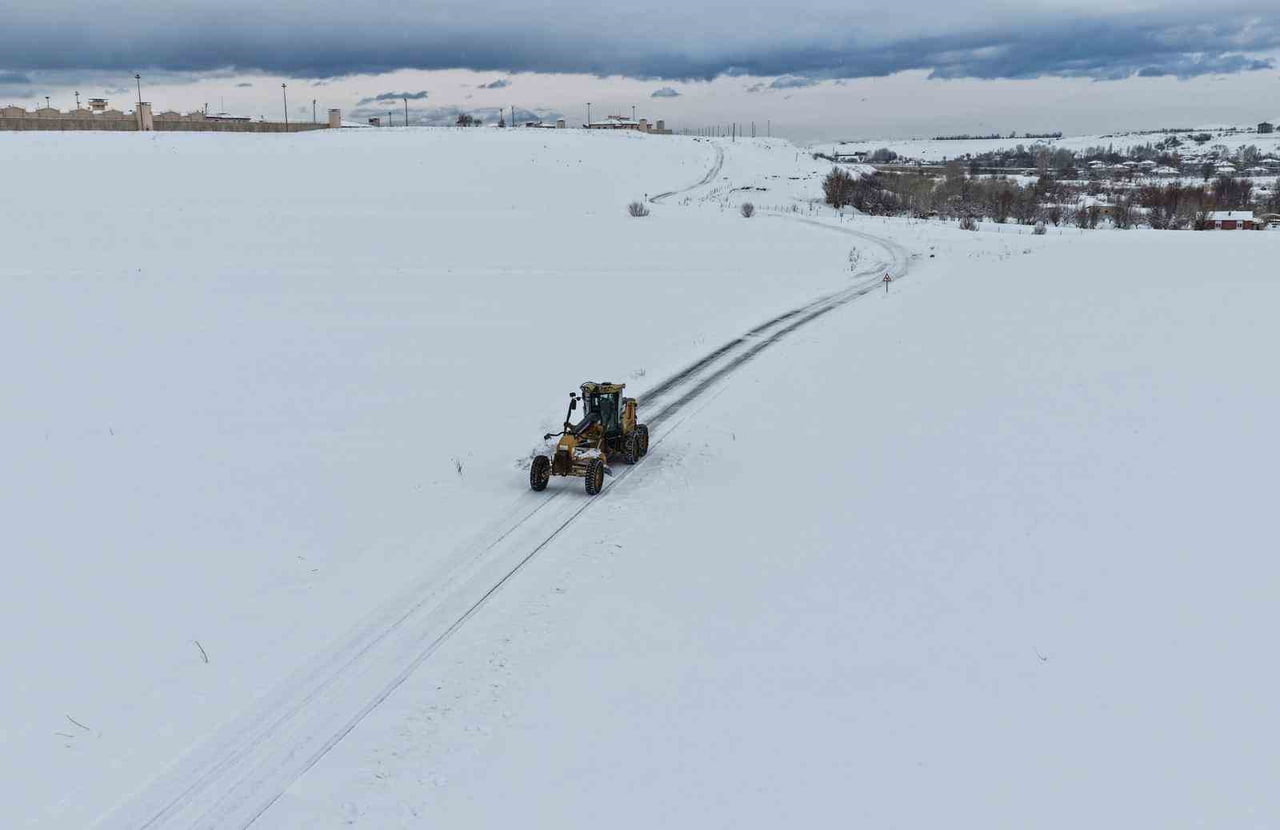 VAN’DA ETKİLİ OLAN KAR YAĞIŞI NEDENİYLE 283 YERLEŞİM YERİNİN YOLU ULAŞIMA KAPANDI.