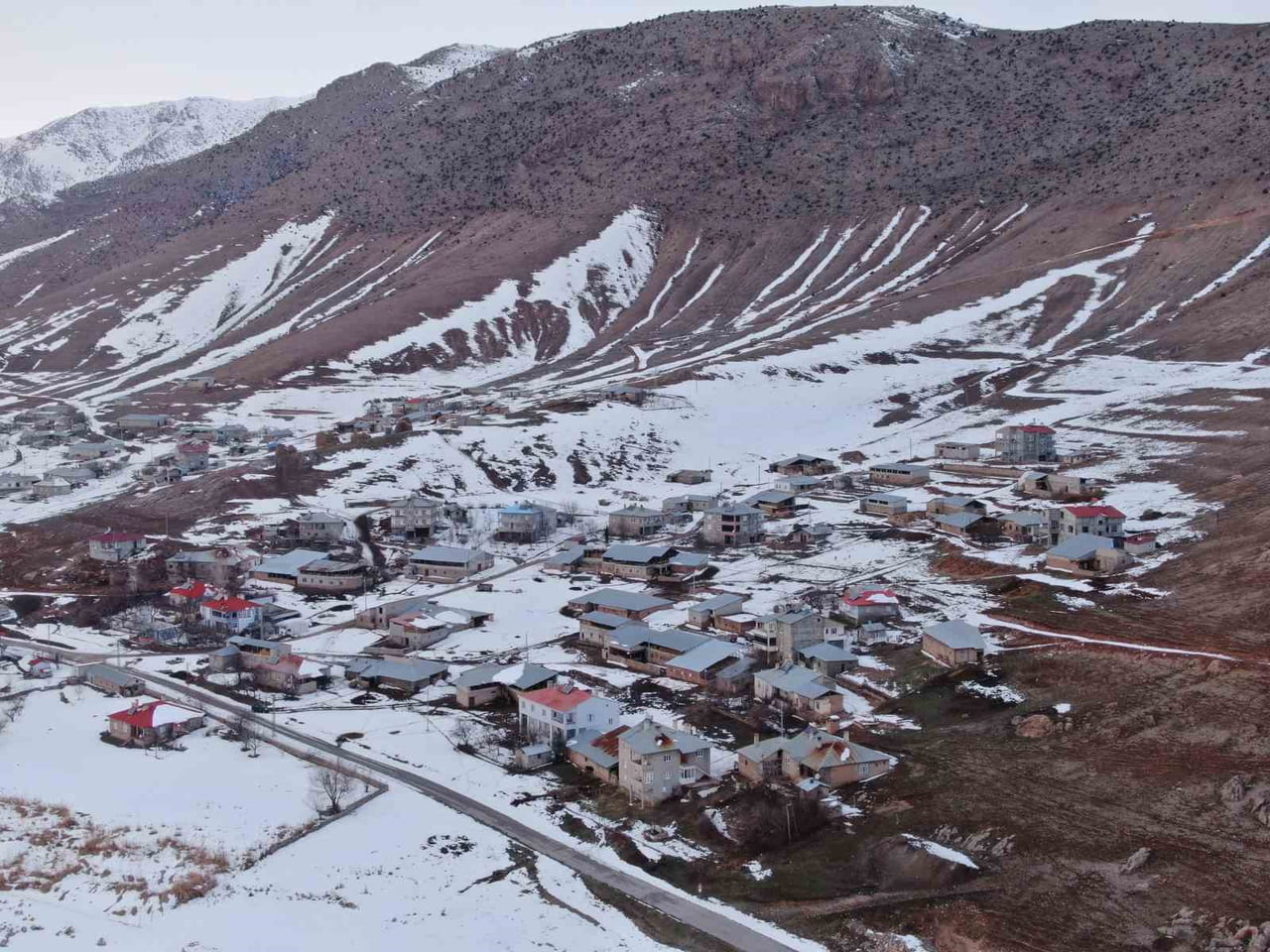VAN’DA ETKİLİ OLAN KAR YAĞIŞI SONRASI KENTİN KIRSAL MAHALLELERİNİ BEYAZ BİR ÖRTÜYLE KAPLAYARAK...