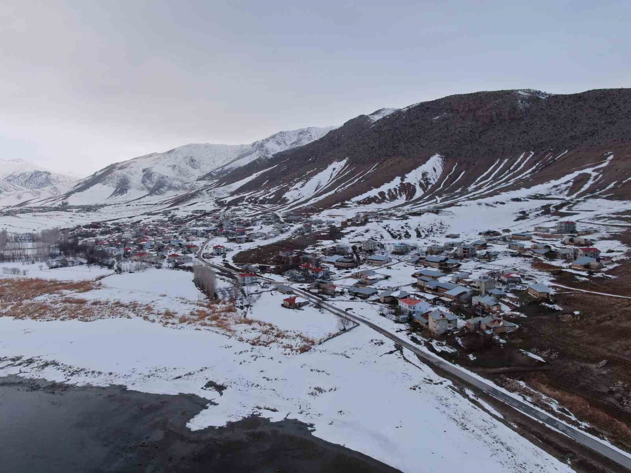 VAN’DA ETKİLİ OLAN KAR YAĞIŞI SONRASI KENTİN KIRSAL MAHALLELERİNİ BEYAZ BİR ÖRTÜYLE KAPLAYARAK...