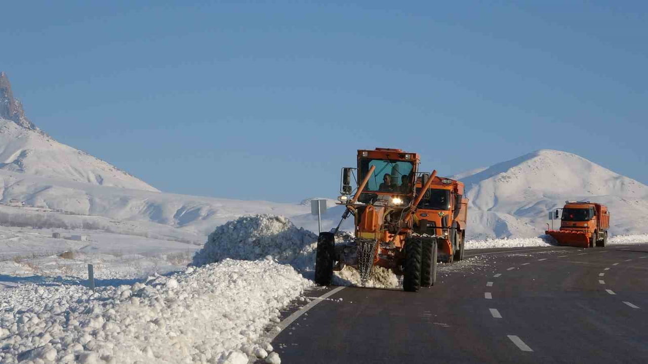 VAN’DA ETKİLİ OLAN KAR YAĞIŞININ ARDINDAN YOL KENARLARINDA BİRİKEN KAR KÜTLELERİ KARAYOLLARI...