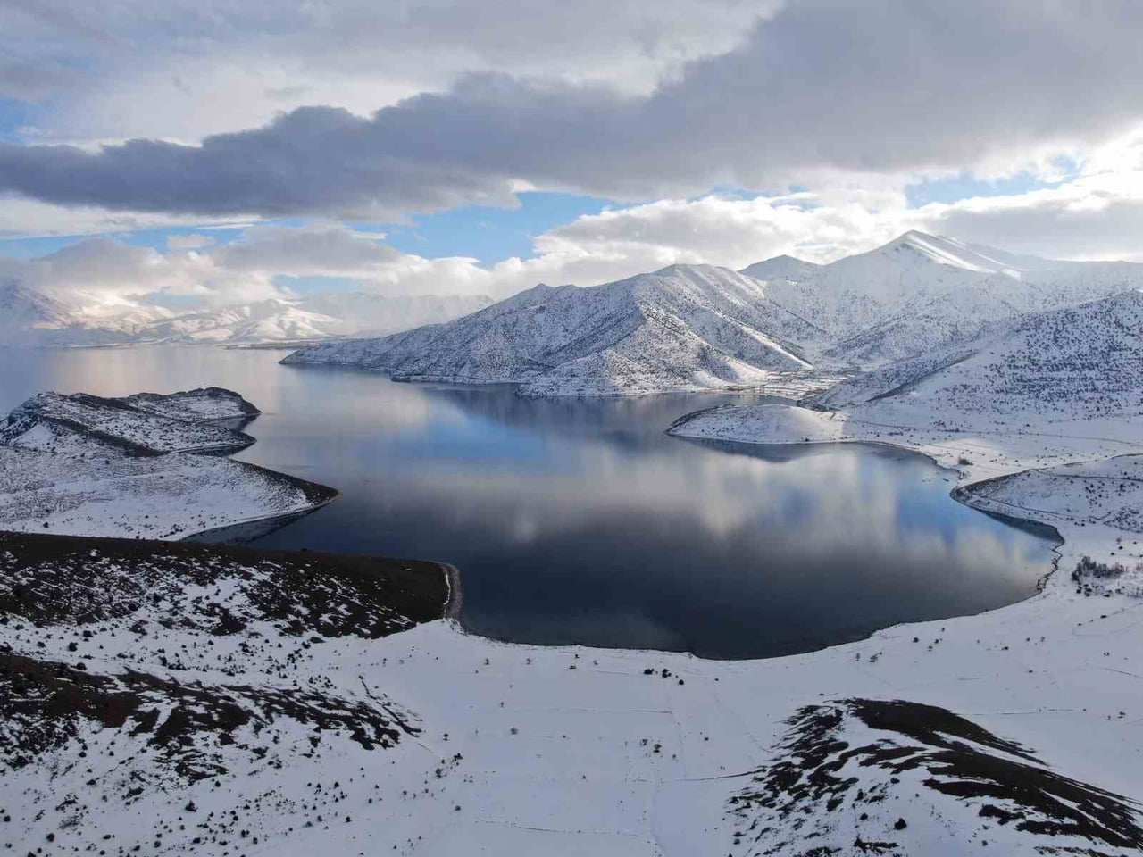 VAN’DA ETKİLİ OLAN YOĞUN KAR YAĞIŞI SONRASI BEYAZA BÜRÜNEN DOĞA, VAN GÖLÜ'NÜN MASMAVİ SULARI İLE...
