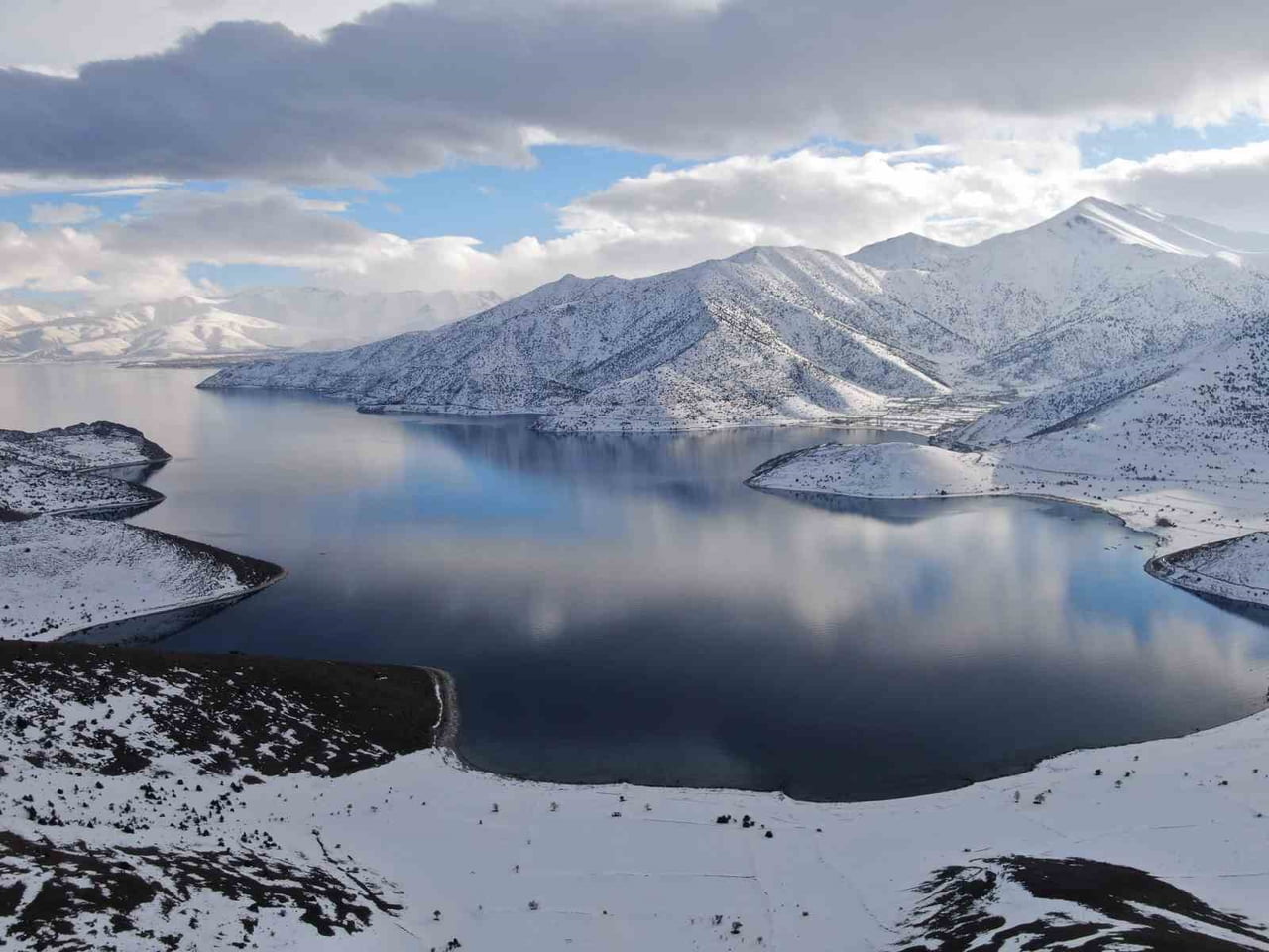 VAN’DA ETKİLİ OLAN YOĞUN KAR YAĞIŞI SONRASI BEYAZA BÜRÜNEN DOĞA, VAN GÖLÜ'NÜN MASMAVİ SULARI İLE...