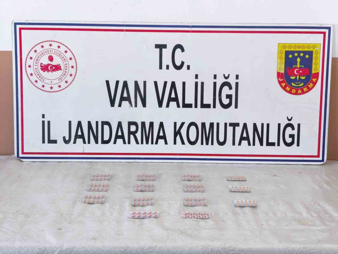 VAN’DA JANDARMA EKİPLERİNCE YÜRÜTÜLEN ÇALIŞMALAR SONUCUNDA KAÇAK AKARYAKIT VE SENTETİK HAP ELE...