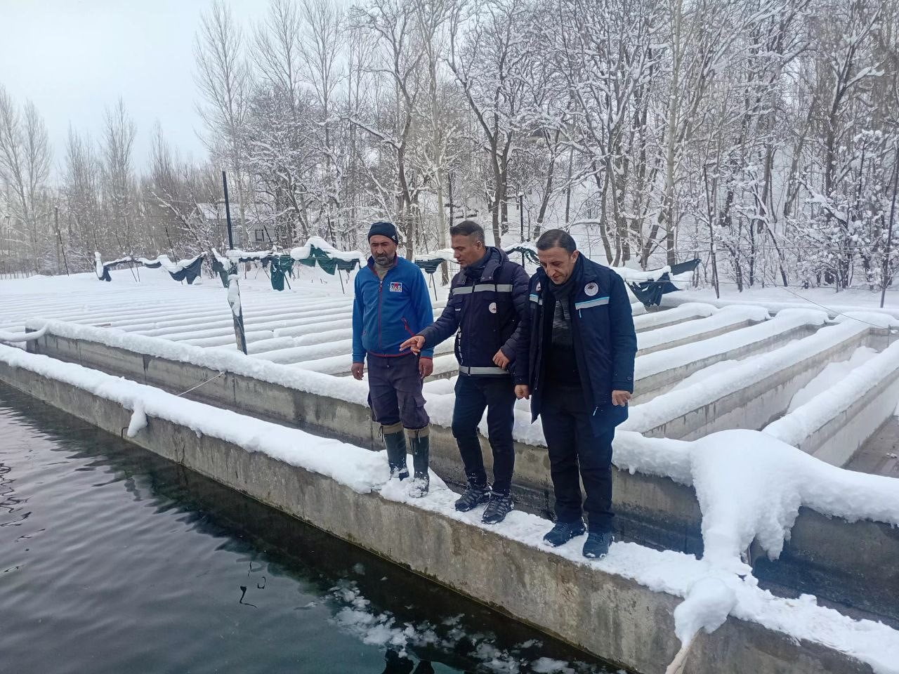 VAN’DA KAR VE DONDURUCU SOĞUKLARA RAĞMEN KENT GENELİNDEKİ ALABALIK ÜRETİM TESİSLERİ DENETLENİRKEN...