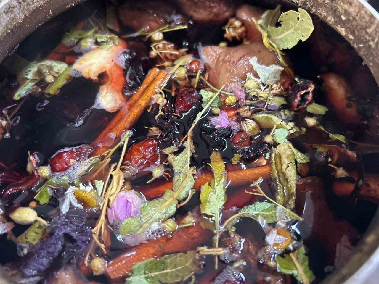 VAN’DA SOĞUK KIŞ GÜNLERİNİN ETKİSİNİ ARTIRMASIYLA BİRLİKTE ÇAY EVLERİNE GELEN VATANDAŞLAR, KLASİK...