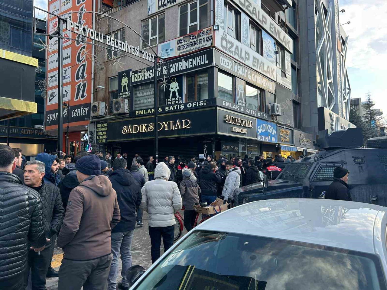 VAN’DA UZUN YILLARDIR FAALİYET GÖSTEREN BİR KUYUMCU DÜKKANININ AÇILMAMASI VE SAHİBİNE...