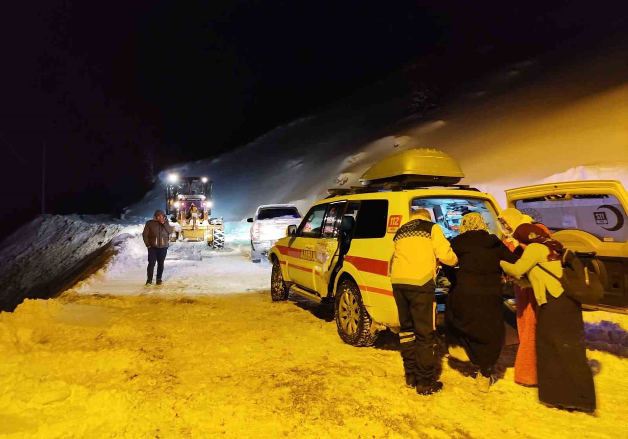 VAN’IN BAHÇESARAY İLÇESİNDE RAHATSIZLANAN DOĞUM HASTASI İÇİN EKİPLER ZAMANLA YARIŞTI. KARDAN...