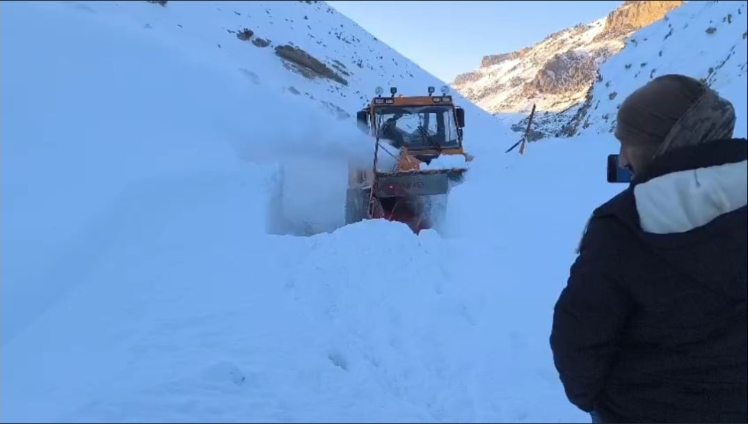 VAN’IN BAŞKALE İLÇESİNDE ÇIĞ DÜŞMESİ SONUCU KAPANAN SUALTI MAHALLESİ YOLU, EKİPLERİN ÇALIŞMASIYLA...