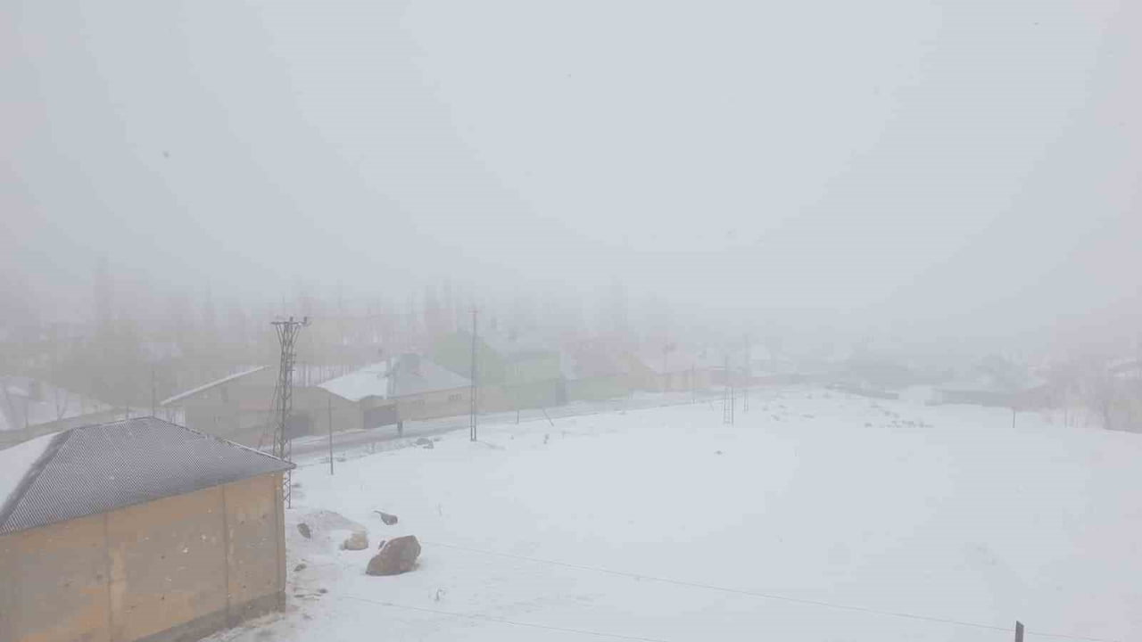 VAN’IN BAŞKALE İLÇESİNDE ETKİLİ OLAN RÜZGÂRLI VE SOĞUK HAVA, ÖĞLE SAATLERİNDE YERİNİ KARA...