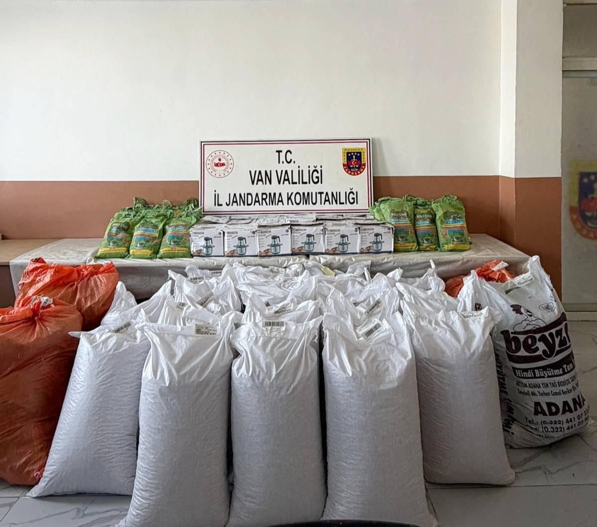 VAN’IN BAŞKALE İLÇESİNDE JANDARMA EKİPLERİNCE YÜRÜTÜLEN ÇALIŞMALAR SONUCUNDA GÜMRÜK KAÇAĞI MALZEME...