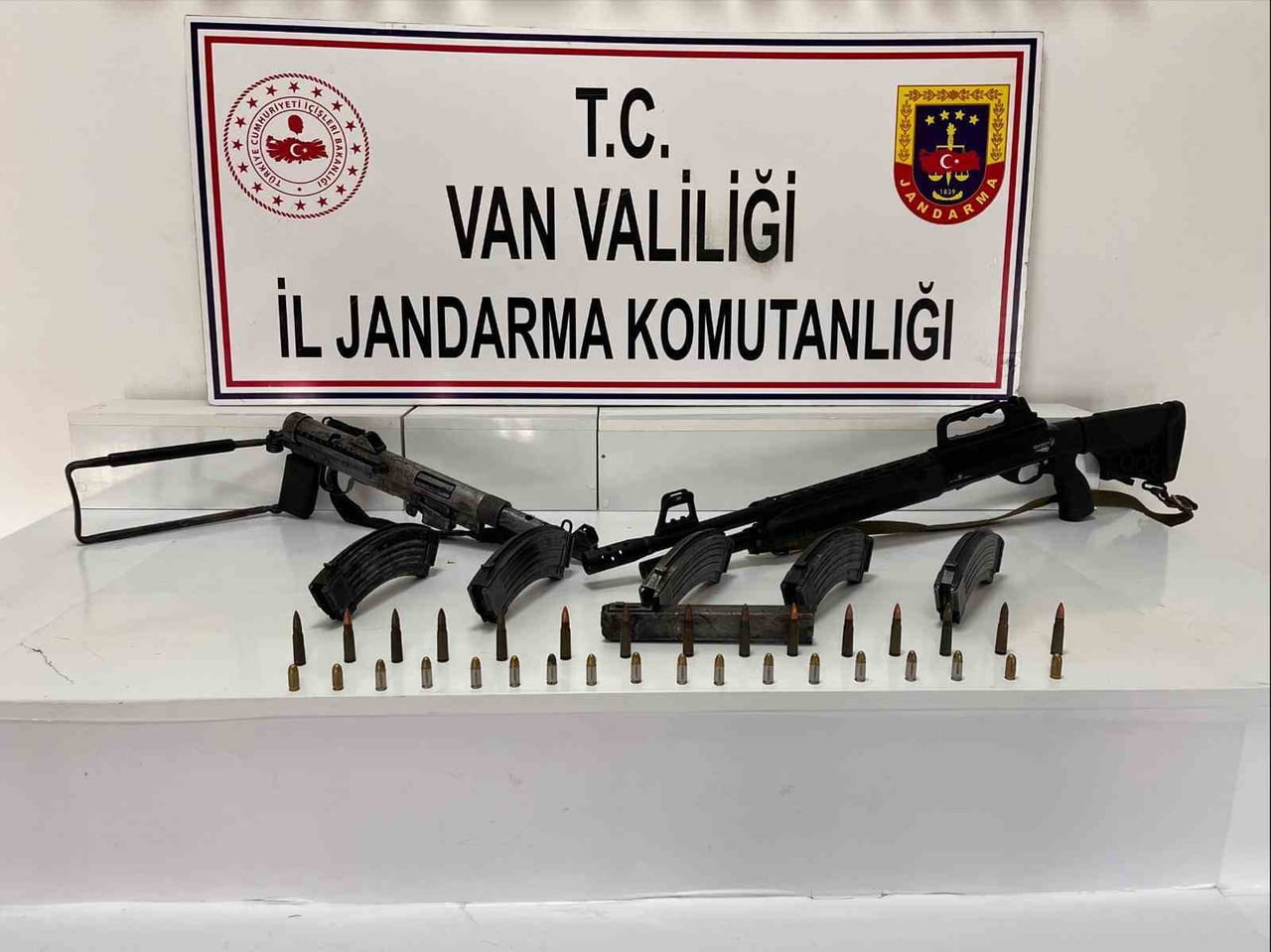 VAN’IN BAŞKALE İLÇESİNDE JANDARMA EKİPLERİNCE YÜRÜTÜLEN ÇALIŞMALAR SONUCUNDA SİLAH VE MÜHİMMAT ELE...