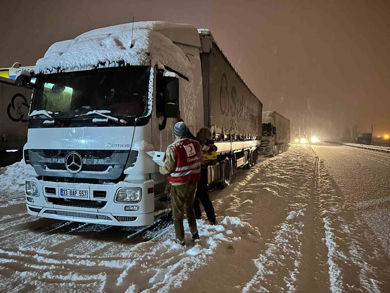 VAN’IN ÇALDIRAN İLÇESİ TENDÜREK GEÇİDİ’NDE ETKİLİ OLAN YOĞUN KAR YAĞIŞI NEDENİYLE MAHSUR KALAN TIR...