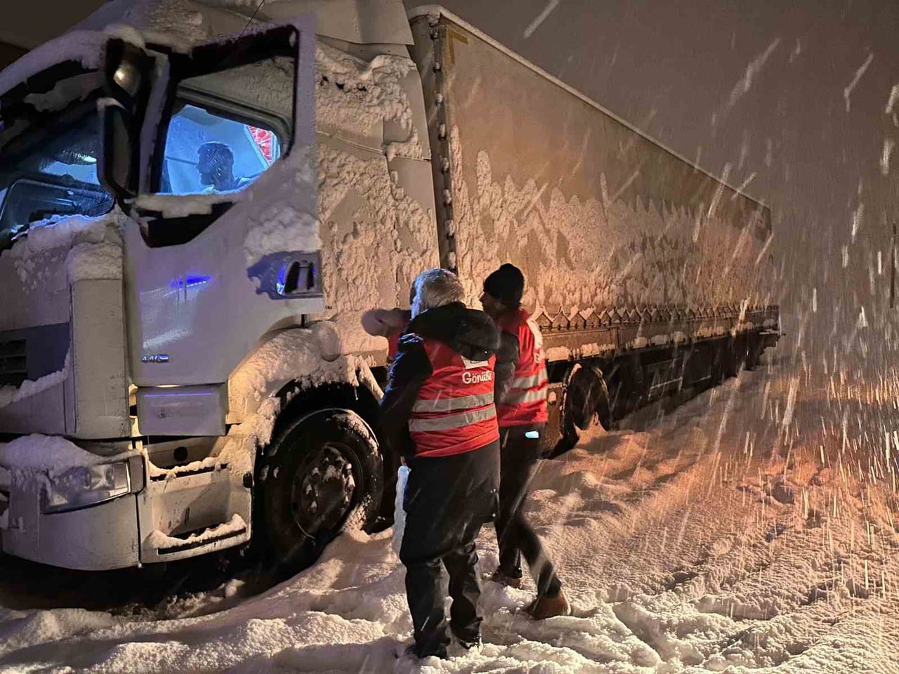 VAN’IN ÇALDIRAN İLÇESİ TENDÜREK GEÇİDİ’NDE ETKİLİ OLAN YOĞUN KAR YAĞIŞI NEDENİYLE MAHSUR KALAN TIR...