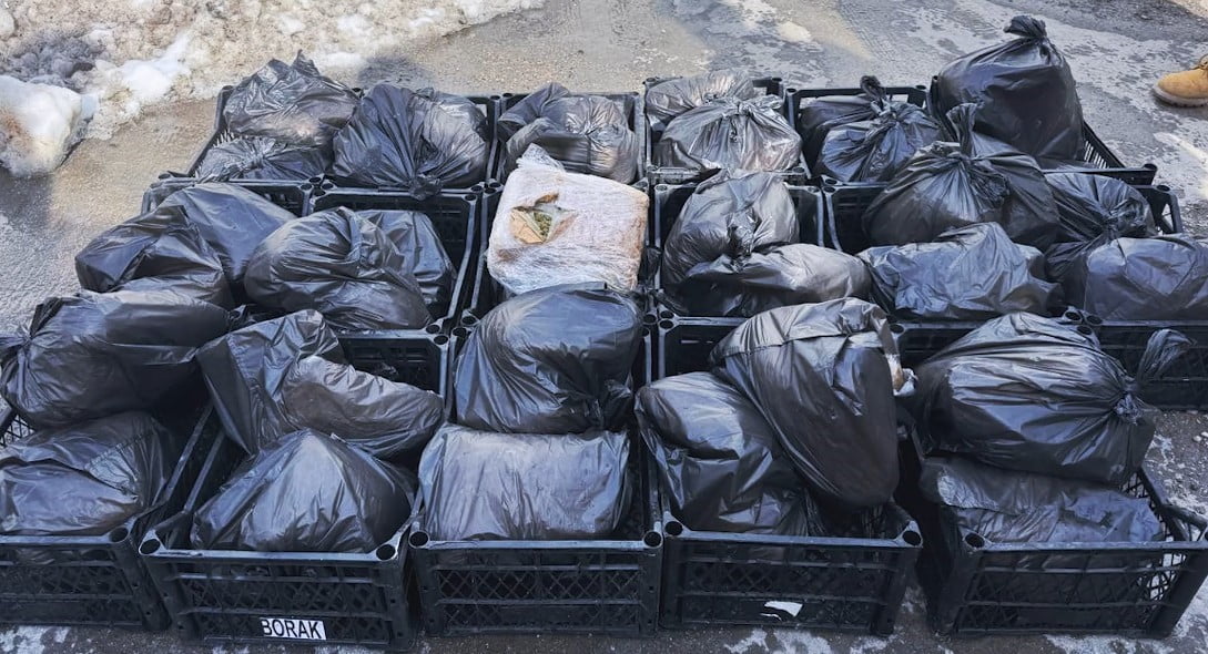 VAN’IN EDREMİT İLÇESİNDE DURDURULAN BİR TIRDA YAPILAN ARAMADA 39 KİLO 340 GRAM SKUNK MADDESİ ELE...