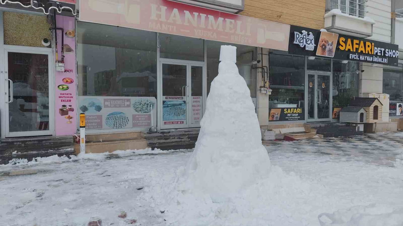 VAN’IN ERCİŞ İLÇESİNDE KAR YAĞIŞINDAN DOLAYI İŞ YAPAMAYAN ESNAF KARDAN ADAM YAPTI.
