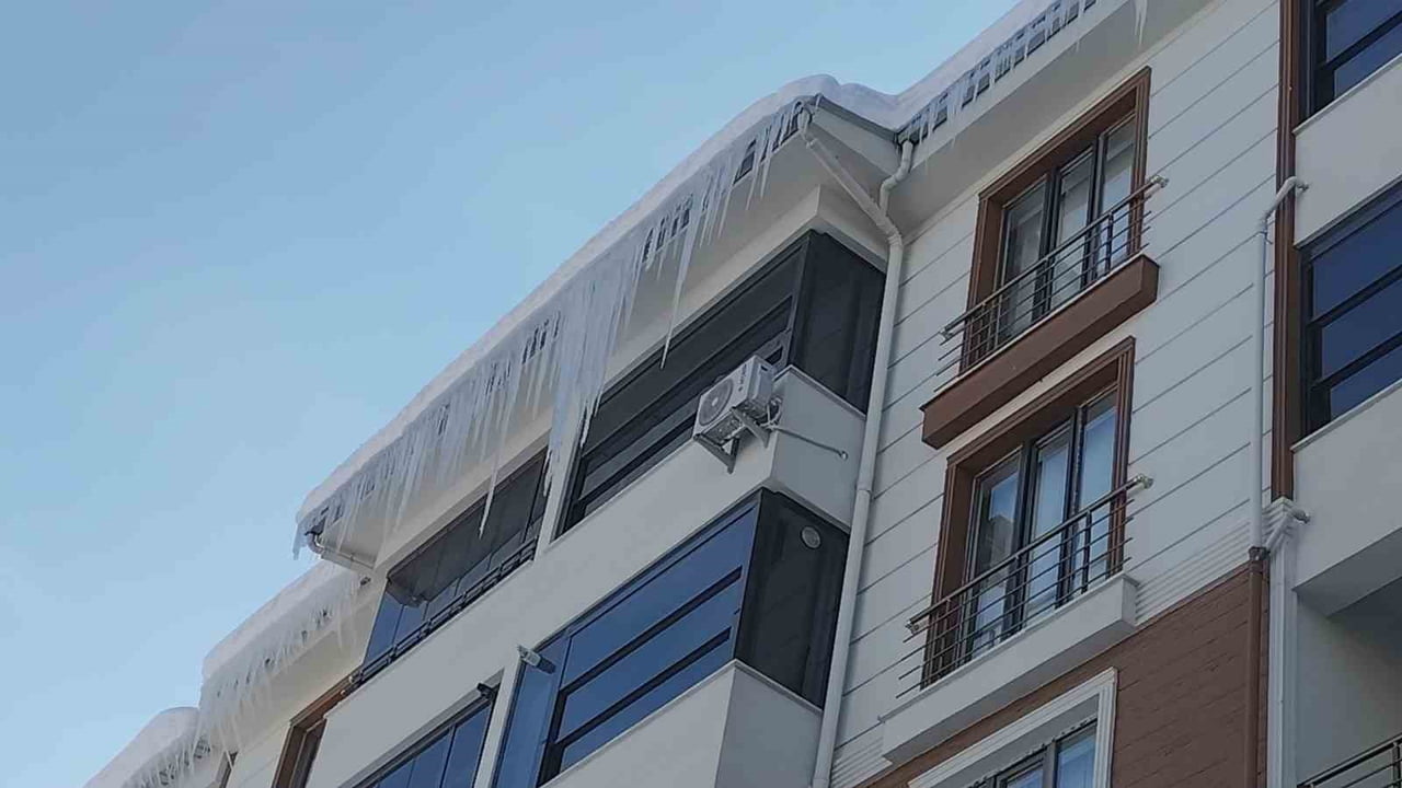 VAN’IN ERCİŞ İLÇESİNDE KAR YAĞIŞININ ARDINDAN ETKİSİNİ ARTIRAN SOĞUKLAR NEDENİYLE EV VE İŞ...