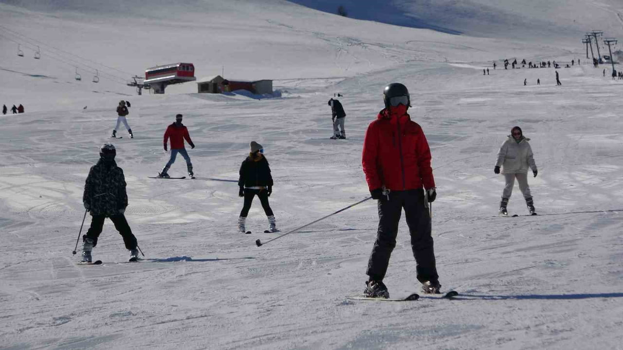 VAN’IN GEVAŞ İLÇESİNDE BULUNAN ABALI KAYAK MERKEZİ, GÜNLERDİR ETKİLİ OLAN YOĞUN KAR YAĞIŞININ...