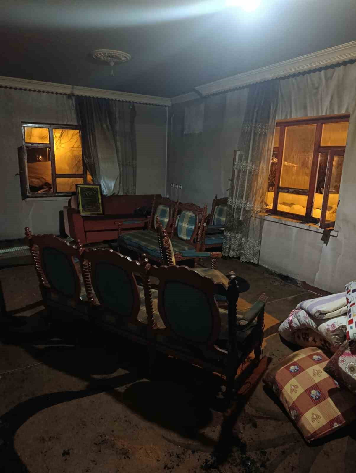 VAN’IN MURADİYE İLÇESİNDE BİR EVDE MEYDANA GELEN YANGIN, İTFAİYE EKİPLERİ TARAFINDAN GÜÇLÜKLE...