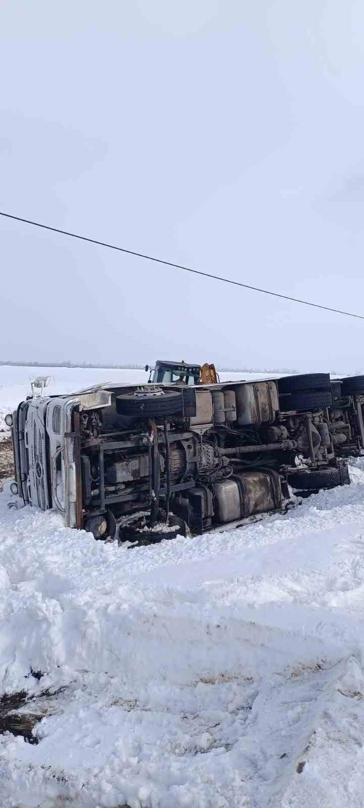 VAN’IN MURADİYE İLÇESİNDE GİZLİ BUZLANMADAN DOLAYI KONTROLDEN ÇIKAN TIR DEVRİLDİ.