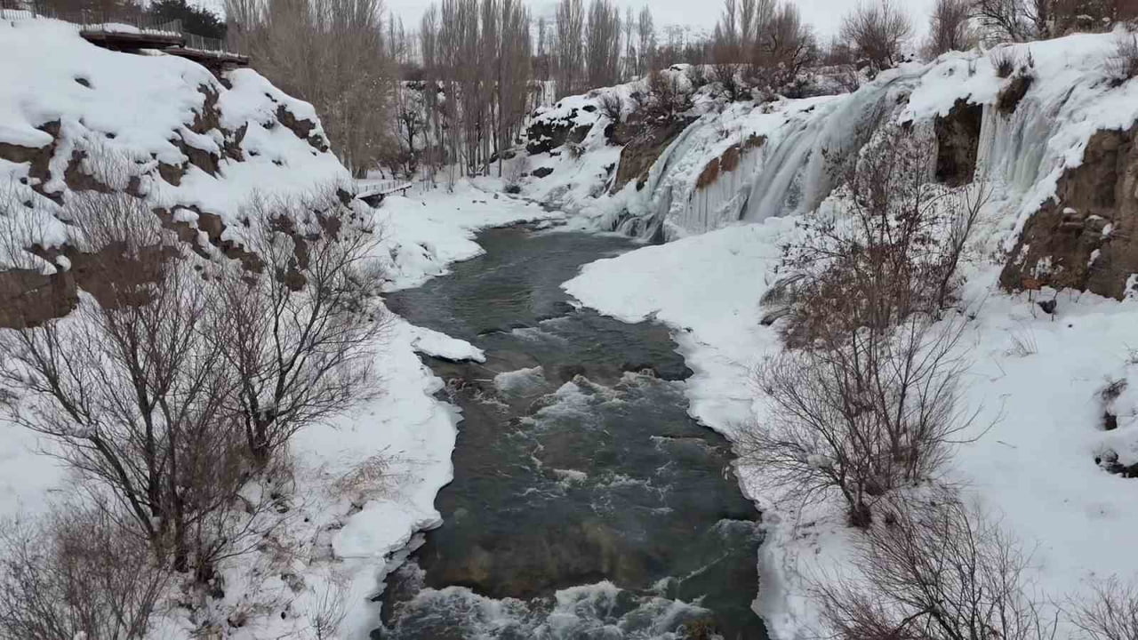 VAN’IN MURADİYE İLÇESİNDE YER ALAN VE HER MEVSİM AYRI GÜZELLİĞİYLE DİKKAT ÇEKEN MURADİYE ŞELALESİ...