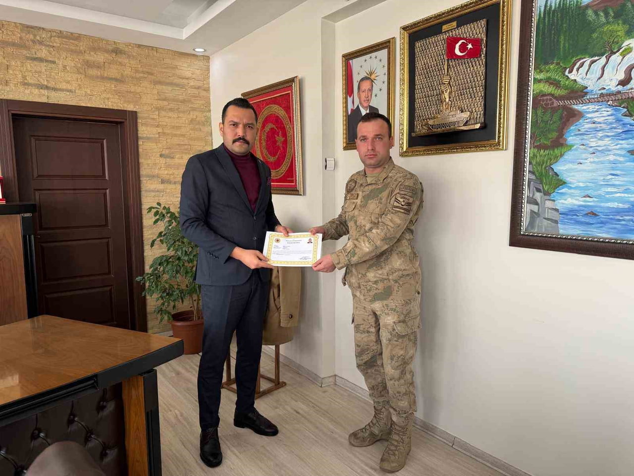 VAN’IN MURADİYE KAYMAKAMI FURKAN TAHA TÜRKMENOĞLU TARAFINDAN JANDARMA PERSONELİNE BAŞARI BELGESİ...