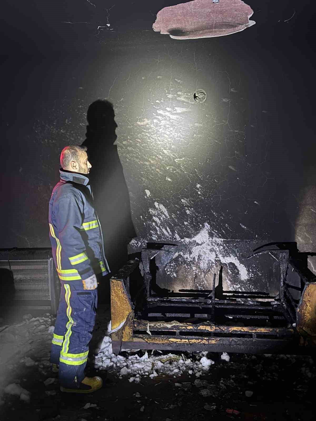 VAN’IN TUŞBA İLÇESİNDE ÇIKAN YANGINDA BİR EV KULLANILAMAZ HALE GELDİ.