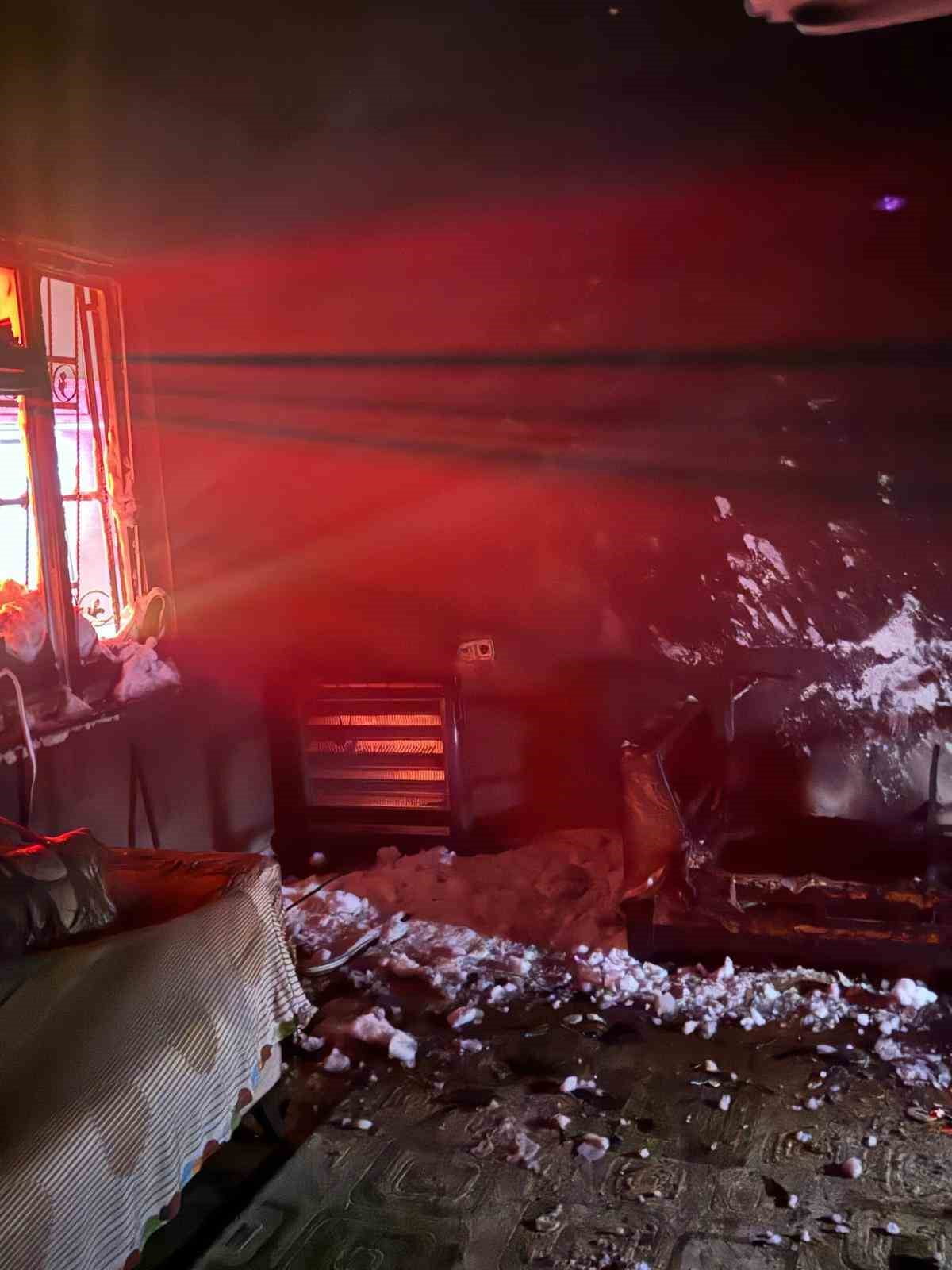 VAN’IN TUŞBA İLÇESİNDE ÇIKAN YANGINDA BİR EV KULLANILAMAZ HALE GELDİ.