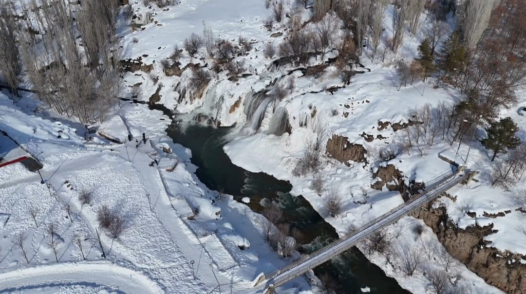 VAN’IN VE BÖLGENİN ÖNEMLİ DOĞAL GÜZELLİKLERİ ARASINDA YER ALAN MURADİYE ŞELALESİ, ETKİLİ OLAN...