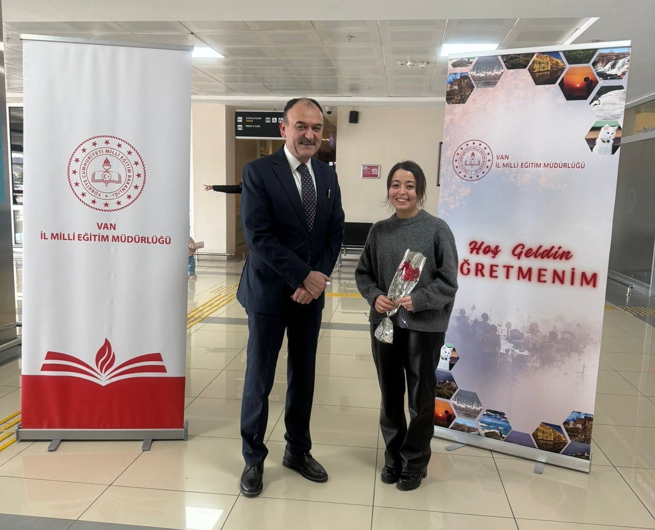 VAN MİLLÎ EĞİTİM MÜDÜRÜ BİLAL YILMAZ ÇANDIROĞLU, KENTE YENİ ATANAN ÖĞRETMENLERİ HAVALİMANINDA...