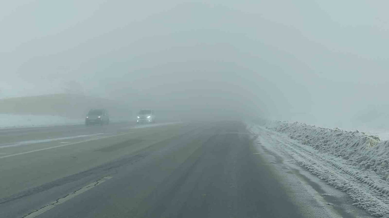 VAN-ÖZALP KARA YOLUNDA SABAH SAATLERİNDE ETKİLİ OLAN YOĞUN SİS, GÖRÜŞ MESAFESİNİ 30 METREYE KADAR...